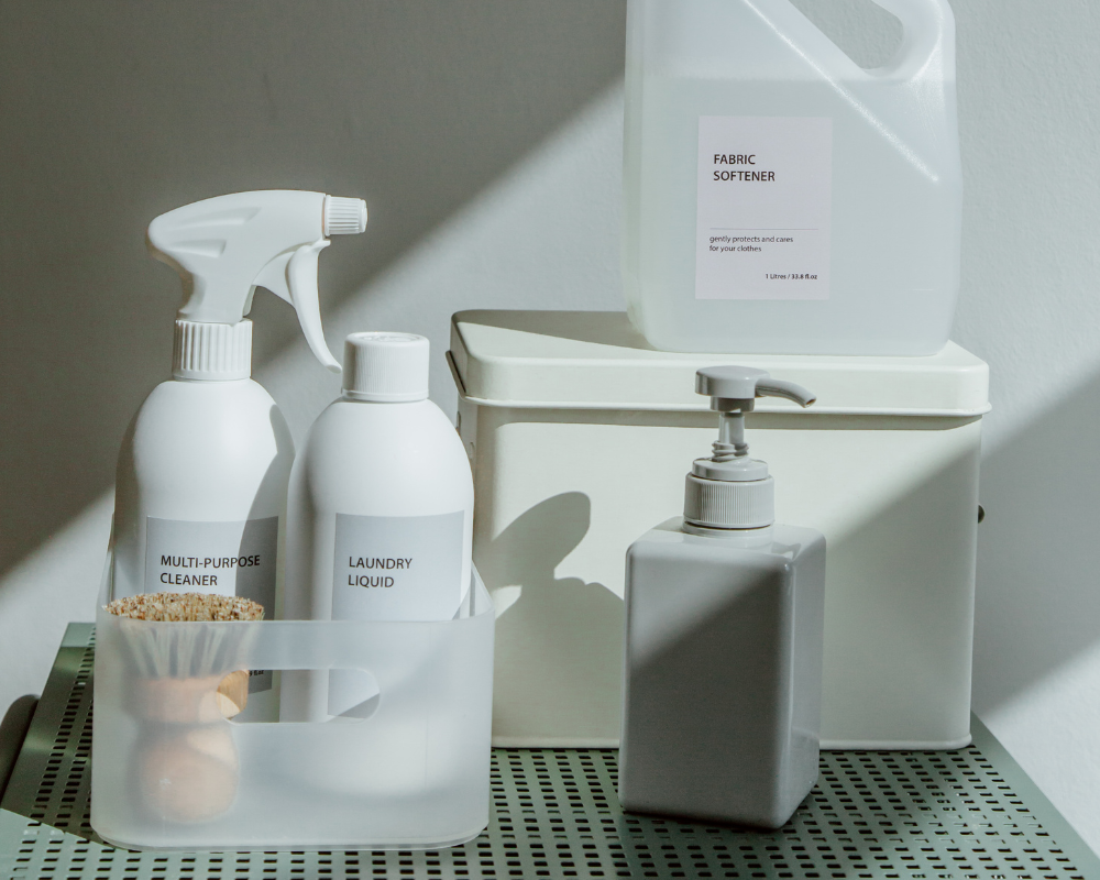 Produits ménagers minimalistes posés dans une salle de bain, représentant les solutions naturelles pour éliminer l’odeur de cigarette