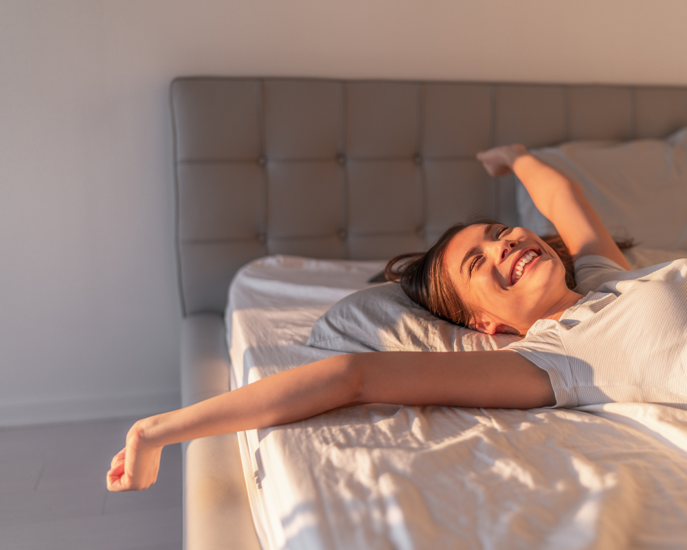 Femme heureuse au sommeil réparé grâce au nettoyage régulier de sa literie