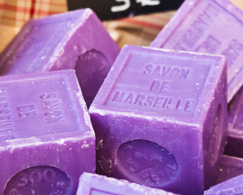 Savon de Marseille utilisé pour le nettoyage écologique du mobilier extérieur