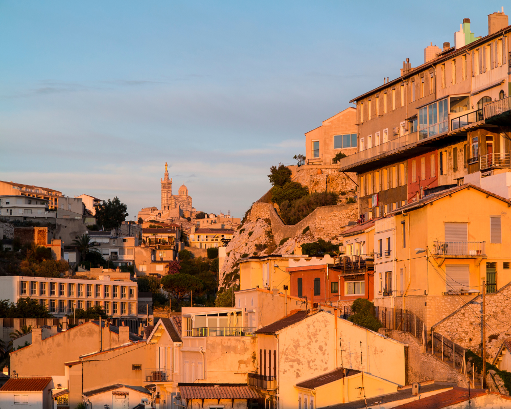 Vue de Marseille au coucher du soleil – environnement typique pour le mobilier d’extérieur