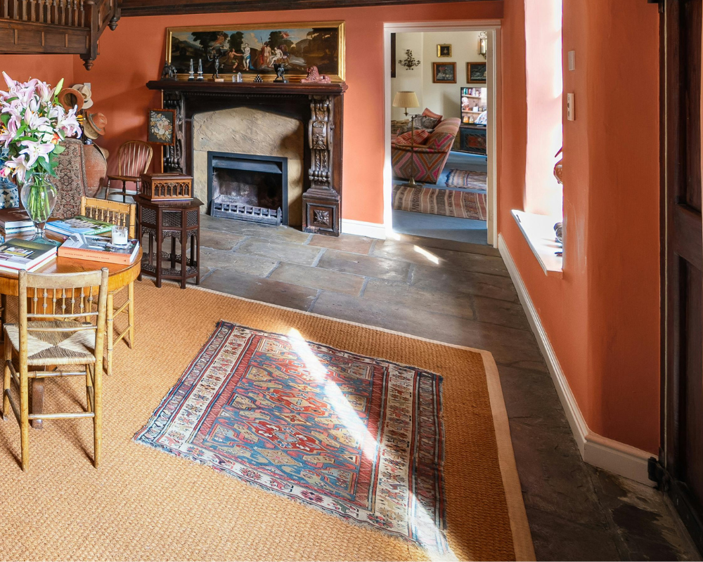 Intérieur provençal avec jolis tapis entretenus