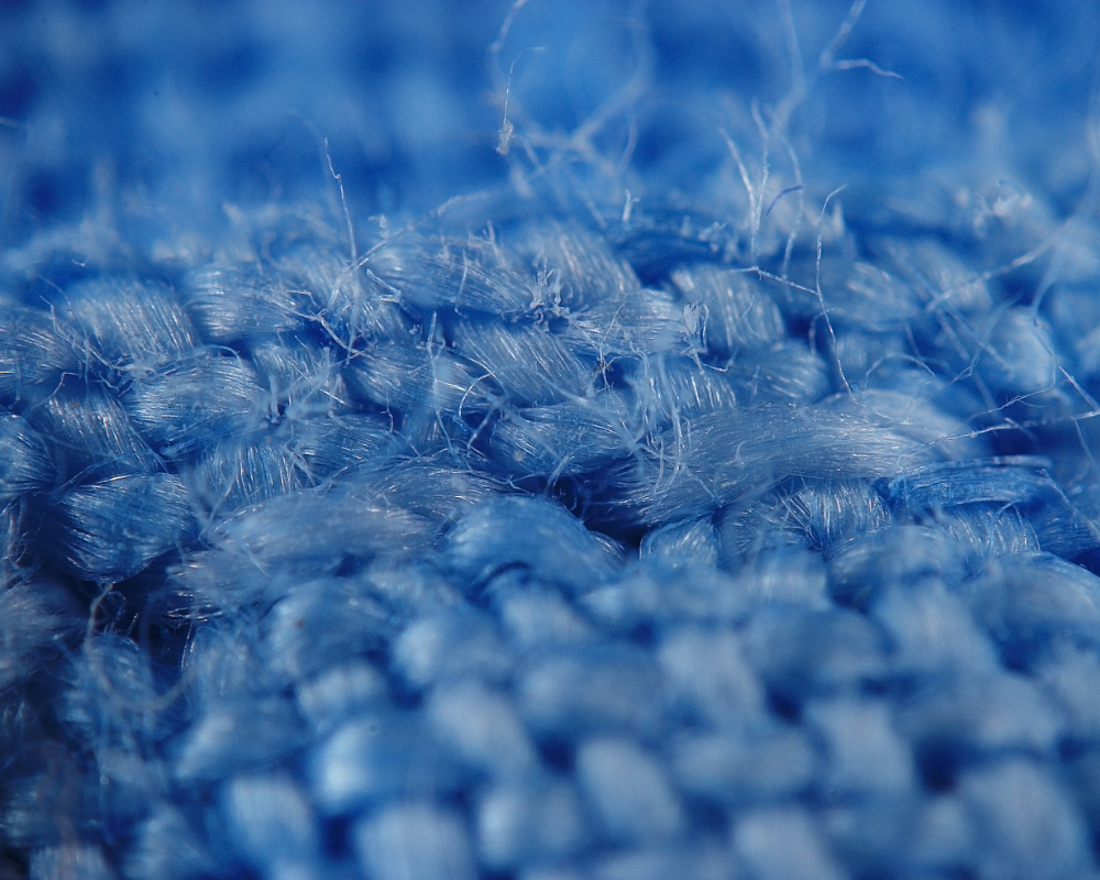 Fibres textiles absorbant taches et odeurs – pourquoi les mauvaises odeurs persistent dans les tissus d’intérieur – solutions Maison Max Clean Aix-Marseille – Les astuces de Max