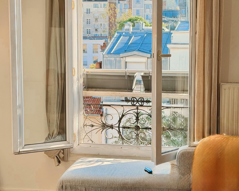 Aération naturelle d’un salon à Aix-en-Provence pour limiter l’humidité et les acariens — conseils hygiène textile Maison Max Clean — Les Astuces de Max