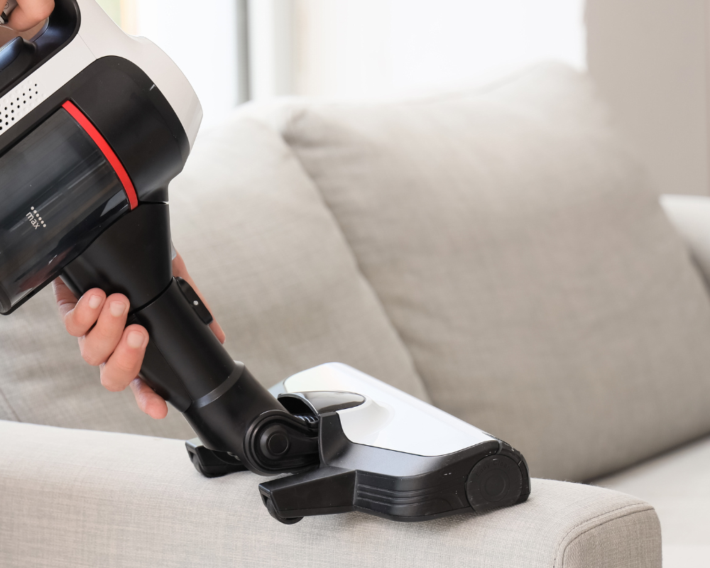 Nettoyage professionnel d’un canapé clair à Marseille avec la méthode écologique par injection-extraction Maison Max Clean — Les Astuces de Max