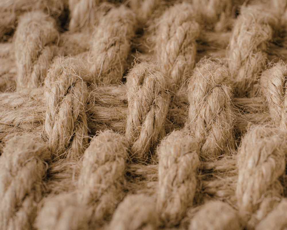 Fibres d’un tapis épais pouvant retenir poussière et microbes en hiver, nettoyées efficacement avec les méthodes naturelles Maison Max Clean et Les Astuces de Max à Marseille et Aix