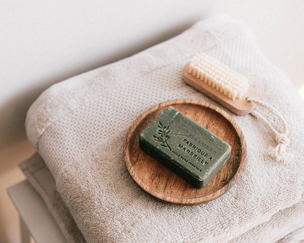 Savon de Marseille et brosse écologique utilisés par Maison Max Clean pour le nettoyage des tissus d’ameublement – Les Astuces de Max