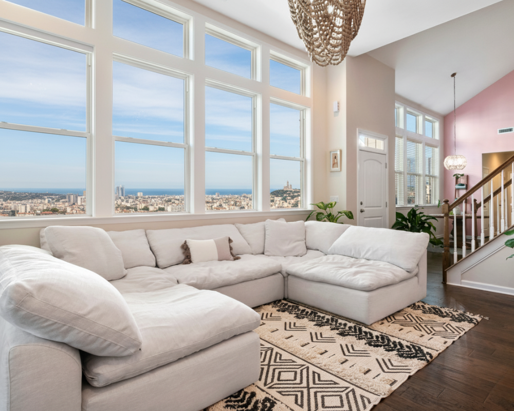 Salon marseillais lumineux avec canapé propre après nettoyage professionnel – Maison Max Clean – Les Astuces de Max