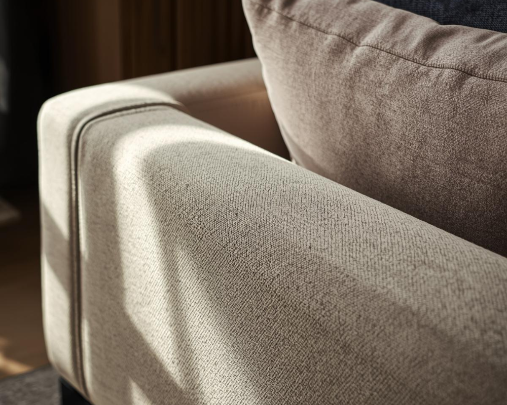 Détail d’un canapé en tissu nettoyé en profondeur sans résidu ni odeur grâce à la méthode Maison Max Clean à Aix-en-Provence – Les Astuces de Max
