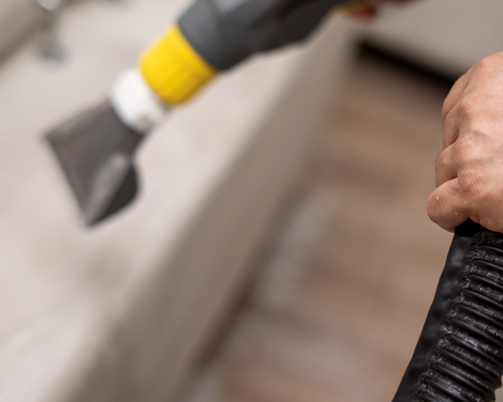 Nettoyage professionnel d’un canapé en bouclette avec matériel adapté, méthode douce et écologique Maison Max Clean – Les astuces de Max