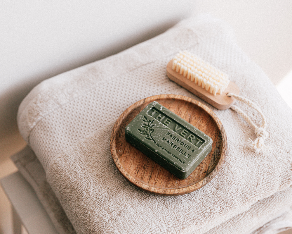Savon de Marseille naturel et brosse textile pour taches velours côtelé – Astuces de Max Maison Max Clean Marseille Aix région PACA