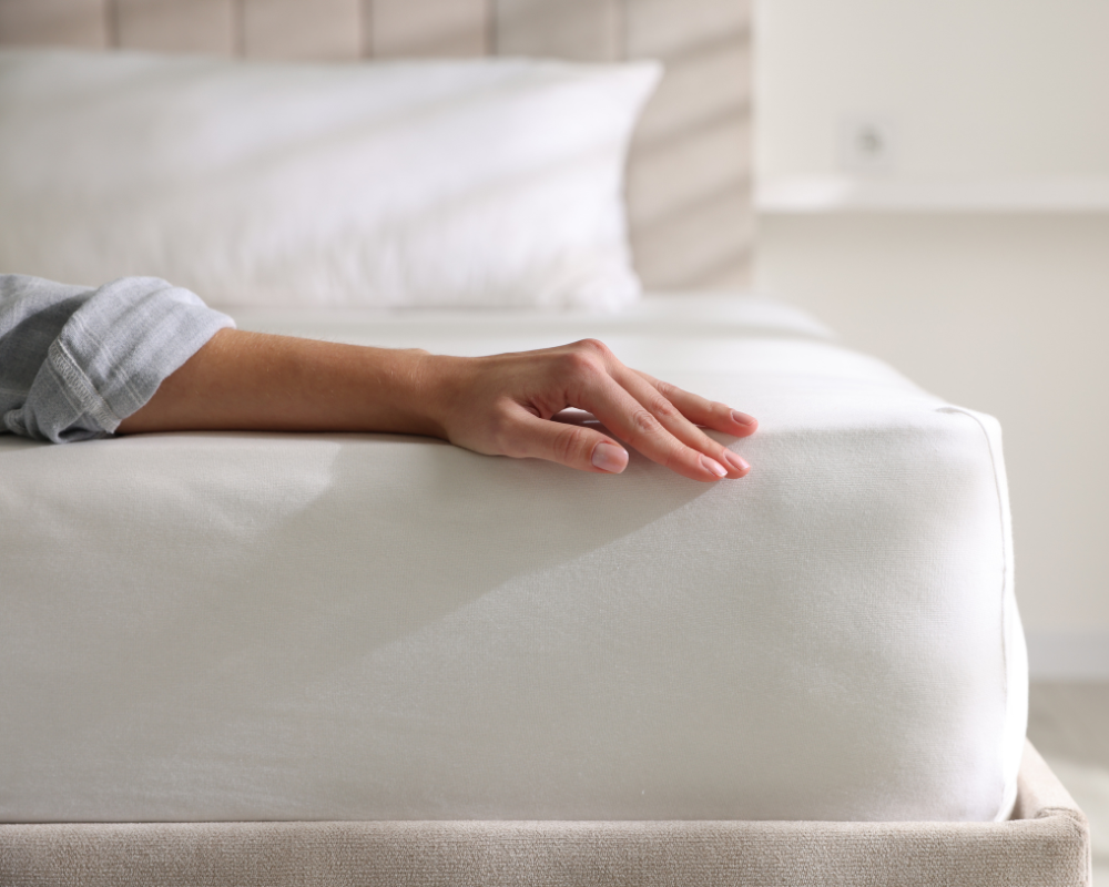 Main testant la propreté d’un matelas pour détecter humidité et transpiration – nettoyage matelas Maison Max Clean Les Astuces de Max Aix Marseille PACA