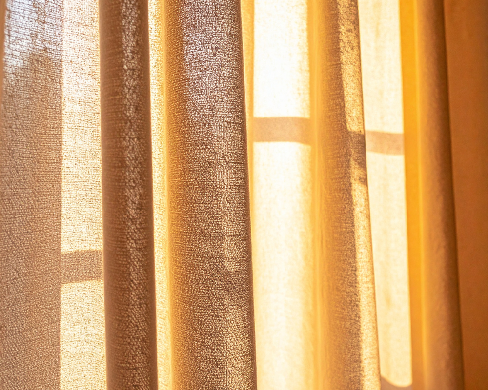 Rideaux filtrant la lumière et accumulant pollen et poussières au printemps – nettoyage allergie textile Maison Max Clean Les Astuces de Max Aix Marseille PACA