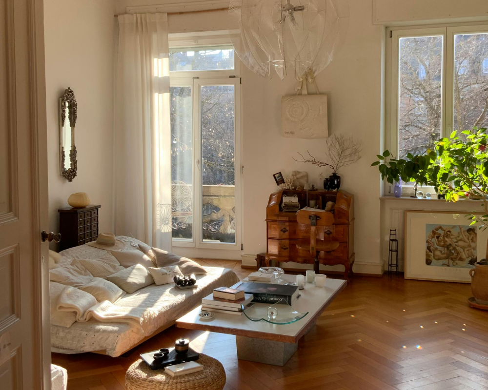 Salon lumineux au printemps avec tissus exposés au pollen et aux allergènes – entretien textile Maison Max Clean Les Astuces de Max Aix-en-Provence Marseille PACA