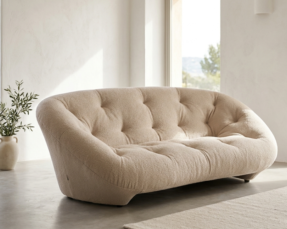 Canapé Ploum design en tissu beige dans un salon lumineux à Aix-en-Provence – entretien canapé haut de gamme Marseille PACA par Maison Max Clean, Les Astuces de Max