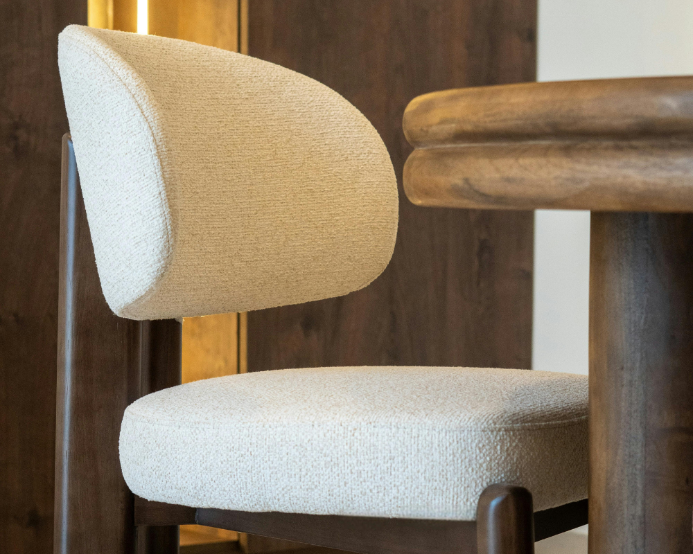 Chaise de salle à manger en tissu beige propre et entretenue dans un intérieur élégant – conseils Maison Max Clean et Les astuces de Max en région PACA