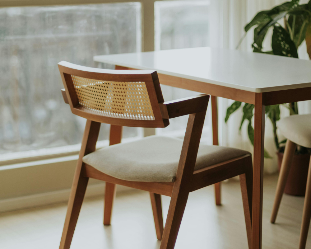Chaise de salle à manger design avec assise en tissu et cannage dans une salle à manger lumineuse – entretien textile haut de gamme Maison Max Clean Aix Marseille PACA