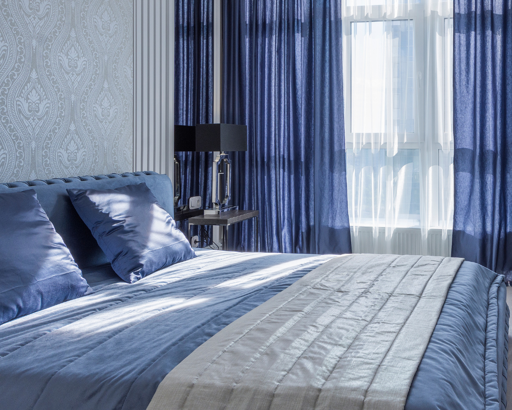 Chambre climatisée à Aix-en-Provence avec matelas et linge de lit exposés à l’air froid nocturne – conseils entretien literie été par Les Astuces de Max et Maison Max Clean à Marseille et PACA