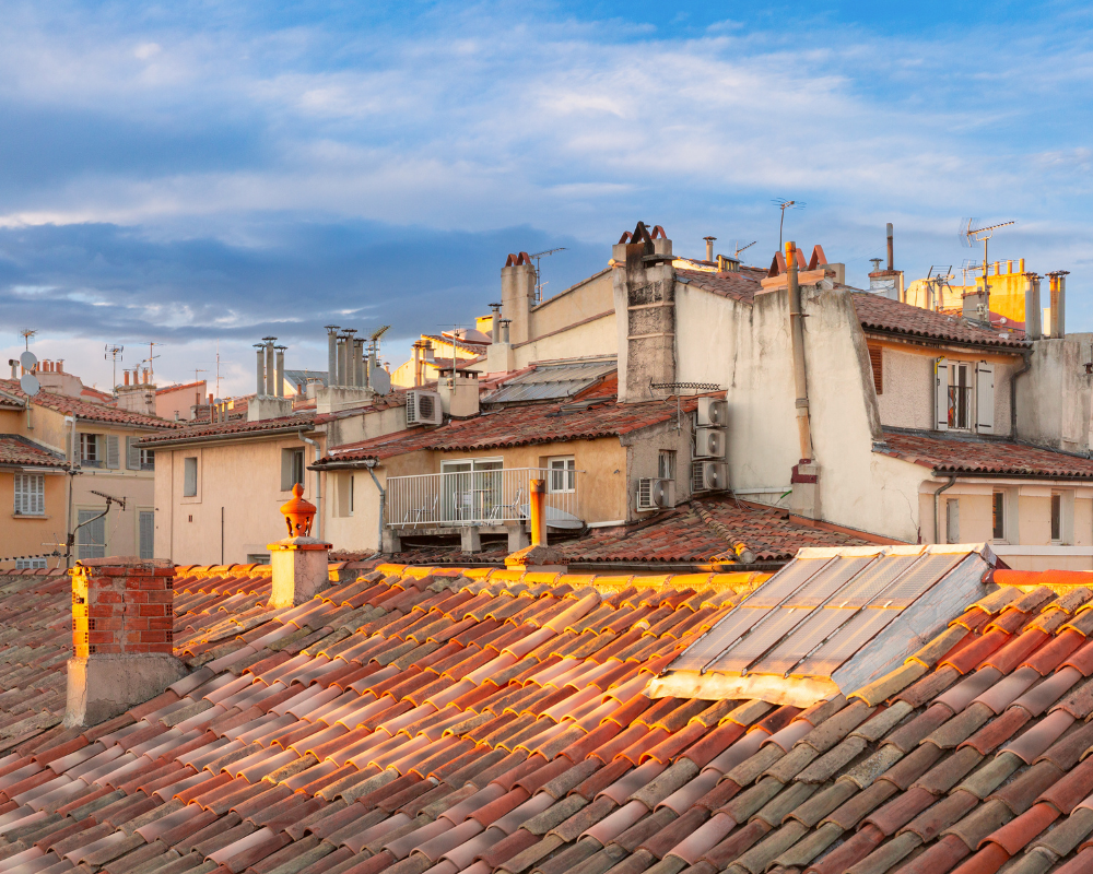 Vue sur les toits provençaux à Marseille sous le mistral – poussière et air sec dans le Sud – Les astuces de Max par Maison Max Clean, expert nettoyage textile à Aix-Marseille et région PACA