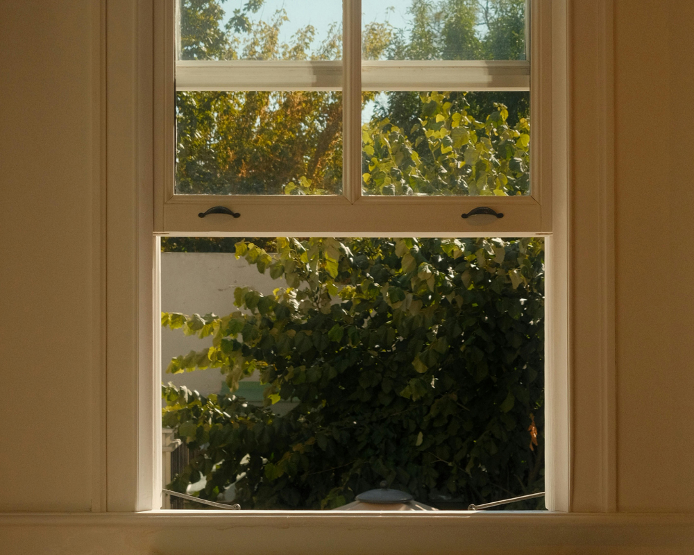 Fenêtre ouverte dans une maison à Aix-en-Provence laissant entrer le mistral, le pollen et la poussière fine – conseils air intérieur sain par Les astuces de Max Maison Max Clean PACA