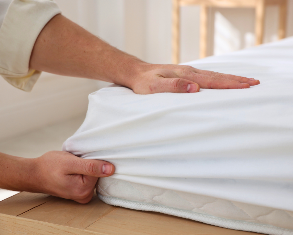 Contrôle manuel des fibres d'un matelas ayant accumulé transpiration et humidité pendant les fortes chaleurs estivales dans le Sud. Conseils d'entretien et nettoyage de matelas à Aix-en-Provence, Marseille et en région PACA par Maison Max Clean dans Les Astuces de Max.