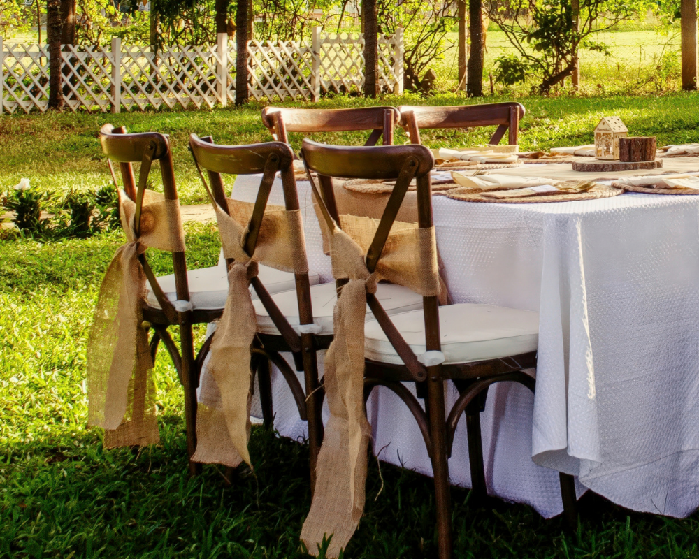 chaises de cérémonie soumises à rude épreuve lors de mariage, salissure dans un domaine de mariage en pierre dans le Luberon en Provence - Maison Max Clean - Les astuces de Max