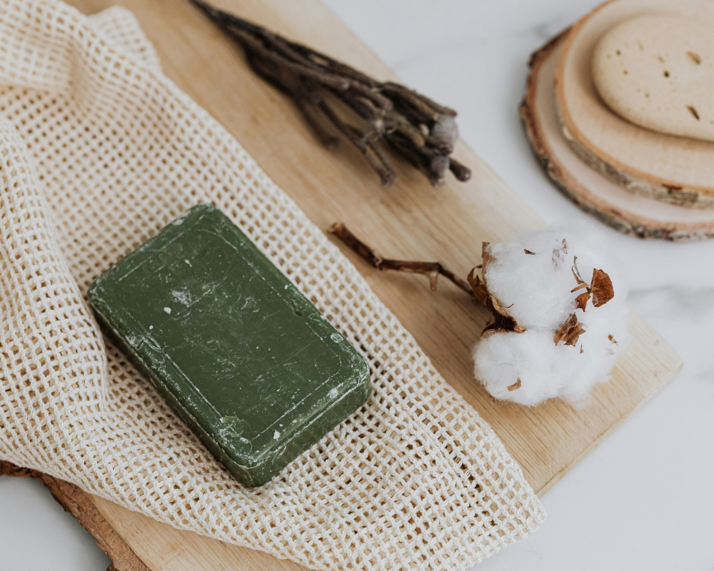 Savon de Marseille naturel et brosse douce utilisés pour l’entretien écologique des tissus d’ameublement, solution naturelle recommandée par Maison Max Clean – Les astuces de Max pour villas à Aix-en-Provence et Marseille