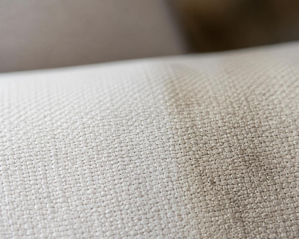 Zoom sur les fibres d'un canapé design haut de gamme après un nettoyage professionnel Maison Max Clean, préservant la qualité des tissus d'ameublement à Marseille, Aix-en-Provence et en PACA
