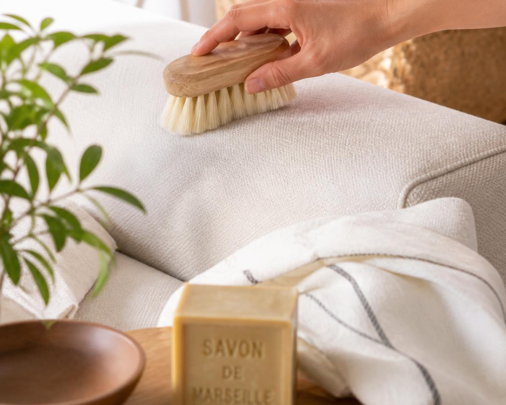 Les Astuces de Max – Nettoyage naturel d'un canapé design haut de gamme avec une brosse douce et du savon de Marseille par Maison Max Clean, spécialiste du nettoyage de canapé à Aix-en-Provence, Marseille et en région PACA.