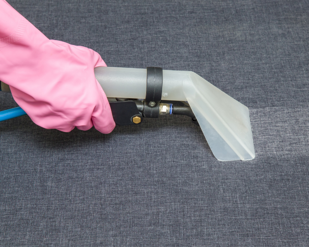 Nettoyage professionnel d'un canapé par injection-extraction pour supprimer les odeurs persistantes de fumée et de barbecue – Maison Max Clean, expert du nettoyage de canapés, tapis et matelas à Marseille, Aix-en-Provence et en région PACA.