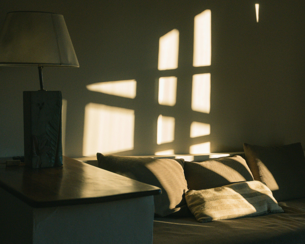 Salon d'une résidence secondaire en Provence baigné de lumière naturelle, illustrant les effets du soleil sur les textiles d'intérieur – Les Astuces de Max par Maison Max Clean à Aix-Marseille en région PACA.