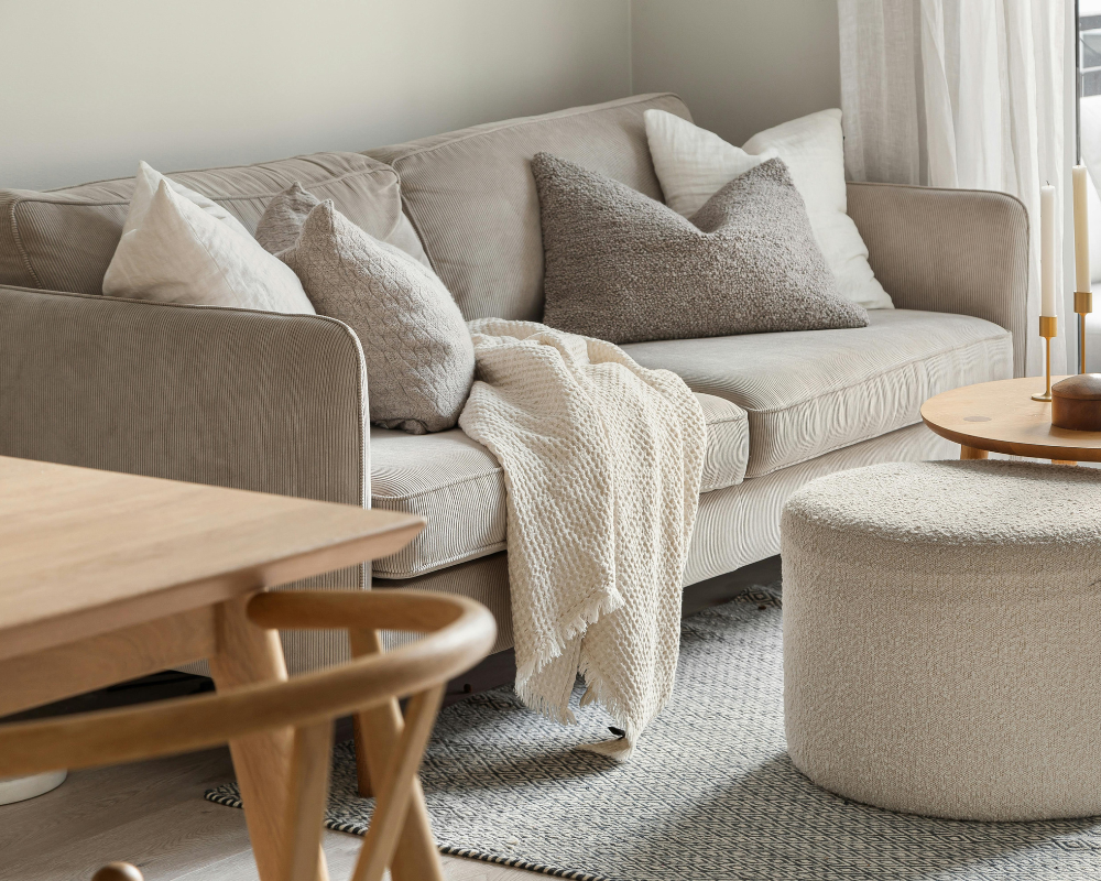 Salon élégant d'une villa en Provence avec canapé et textiles parfaitement entretenus après un nettoyage professionnel Maison Max Clean – Les Astuces de Max en région PACA.