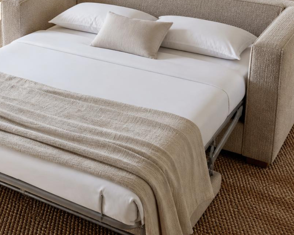 Canapé convertible ouvert dans un appartement Airbnb en Provence : découvrez les astuces de Max et l'expertise de Maison Max Clean pour l'entretien textile en PACA.