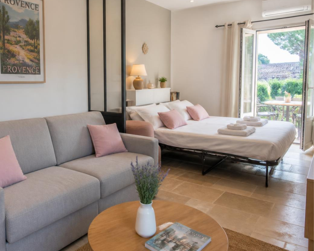 Salon d'appartement Airbnb moderne en Provence-Alpes-Côte d'Azur : les astuces de Max et les solutions de Maison Max Clean pour préserver vos textiles.