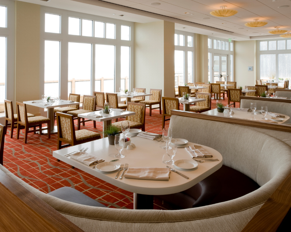 Banquettes en tissu dans une salle de restaurant lumineuse – entretien des textiles professionnels par Maison Max Clean, Les astuces de Max
