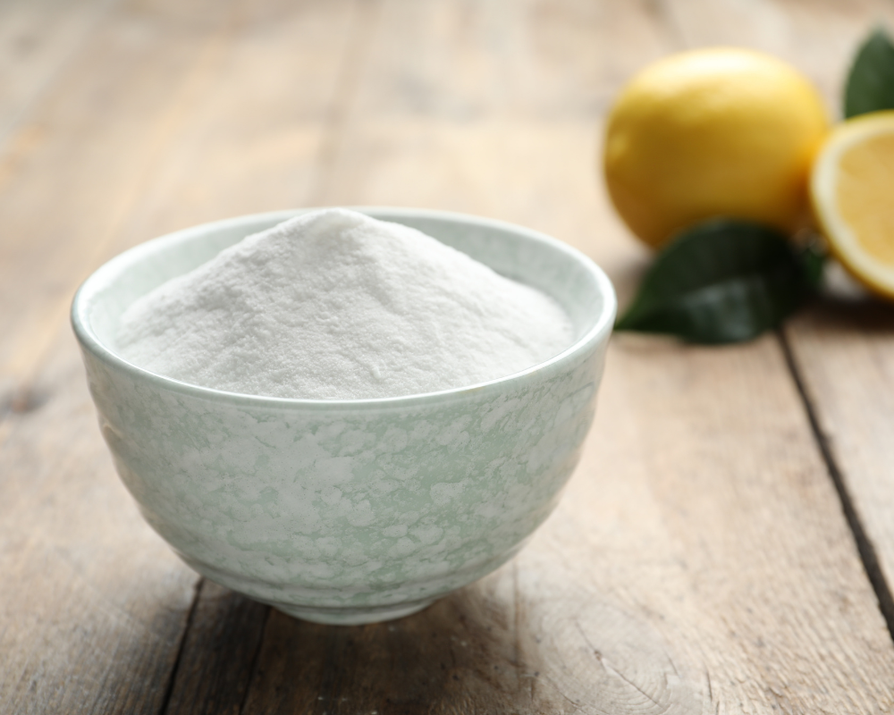 Les astuces de Max - Bicarbonate de soude, solution naturelle pour neutraliser les mauvaises odeurs d'un canapé selon les conseils écologiques de Maison Max Clean à Marseille et Aix-en-Provence.