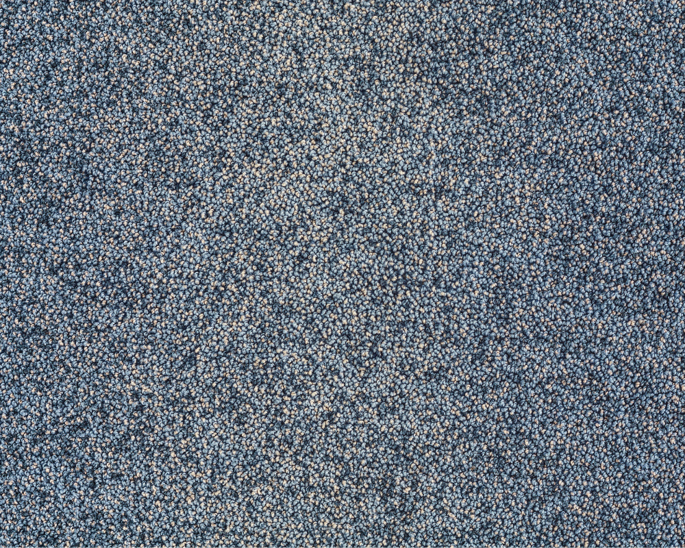 Gros plan sur les fibres d'une moquette professionnelle grise et texturée, mettant en évidence l'accumulation invisible de poussières - les astuces de MAX PACA
