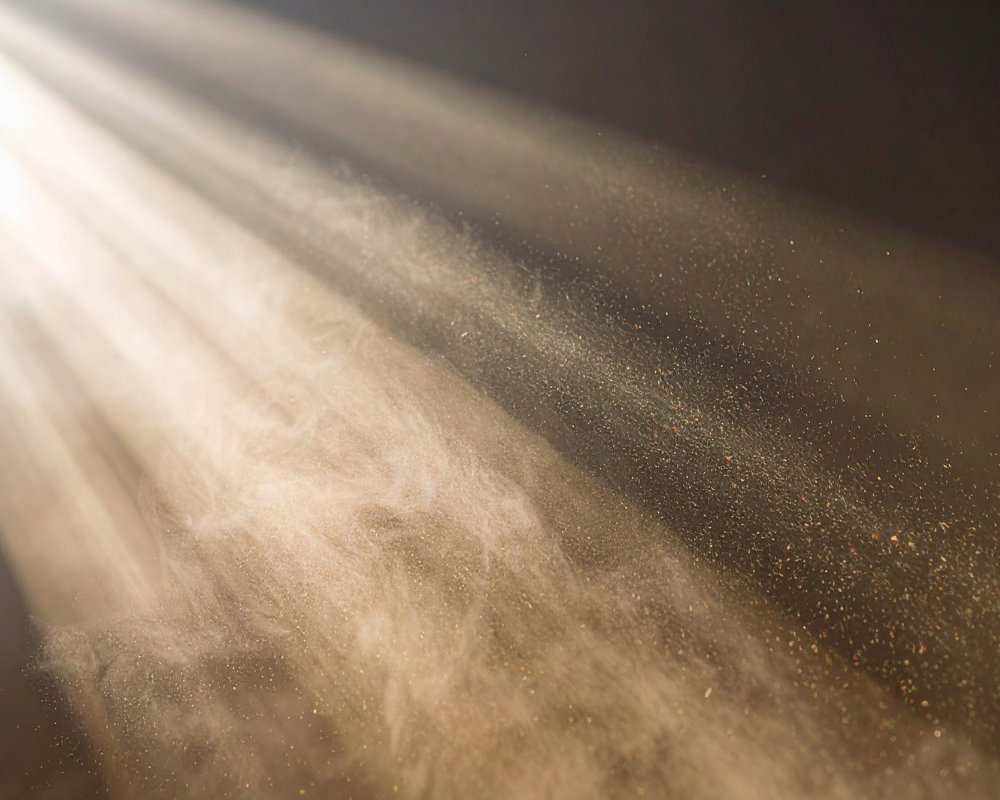 Rayons de soleil éclairant des particules de poussière de chantier en suspension dans un logement en région PACA : l'expertise de Maison Max Clean.