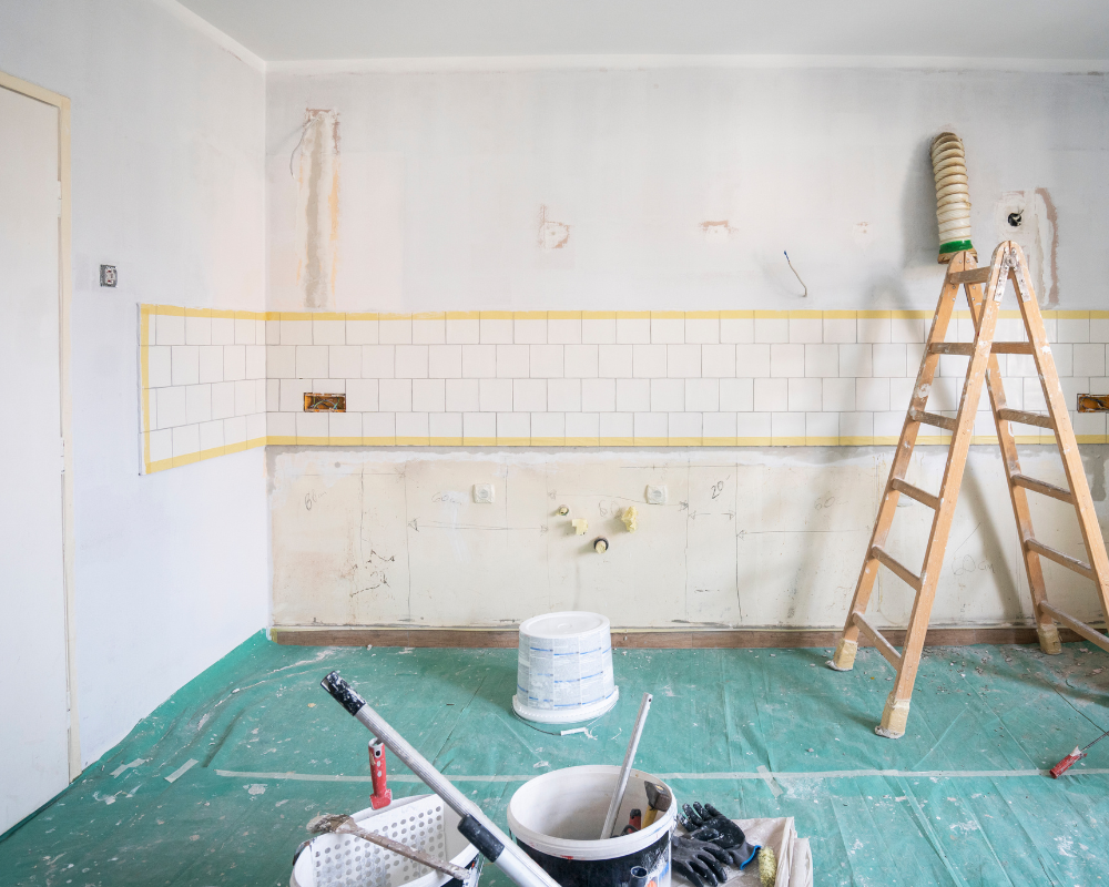 Pièce en cours de rénovation avec sol protégé à Aix-en-Provence et Marseille : découvrez les conseils de l'astuce de Max avec Maison Max Clean pour préserver vos espaces