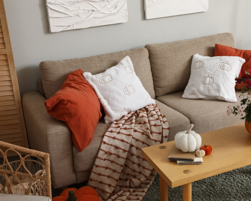 Tissu de canapé en gros plan illustrant les fibres qui retiennent poussières et odeurs en automne, conseils des Astuces de Max par Maison Max Clean à Marseille et Aix-en-Provence.